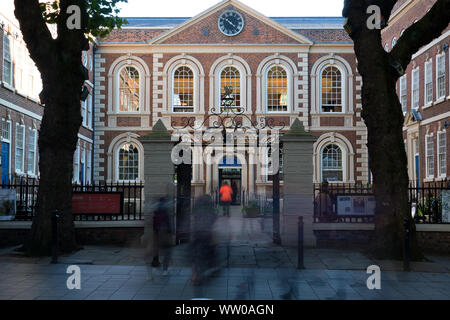 L'exposition longue de jour de personnes à pied dans la région de Chambers Bluecoat School Lane Liverpool Banque D'Images