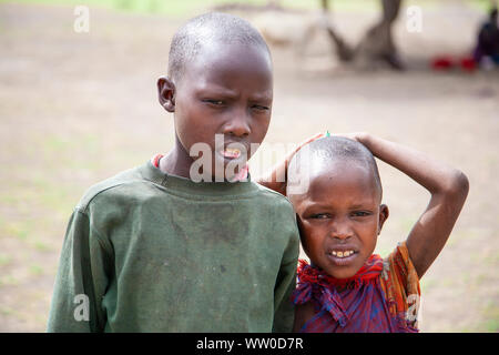 Deux jeunes garçons Masaï dans un camp Maasai en Tanzanie Banque D'Images