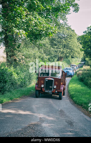 Albion 1951 camion allant à un salon de voitures dans la campagne de l'Oxfordshire. Broughton, Banbury, en Angleterre. Vintage filtre appliqué Banque D'Images