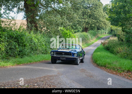 1968 Ford Mustang d'aller dans un salon de voitures dans la campagne de l'Oxfordshire. Broughton, Banbury, en Angleterre Banque D'Images