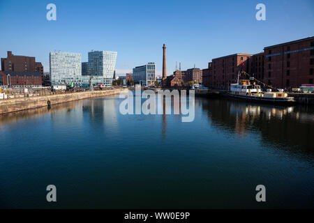 Une vue sur le Royal Albert Dock, Liverpool, Royaume-Uni suite à une transformation par récupération en 1988 et aujourd'hui l'une des attractions les plus visitées Banque D'Images