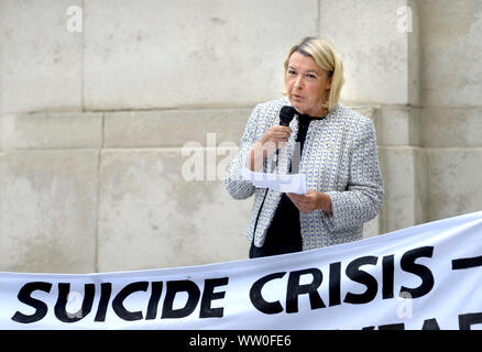 Barbara Keeley MP (Lab : Worsley et Eccles Sud) Contre-ministre pour la santé mentale et de soins sociaux - s'exprimant lors d'une manifestation en face du Parlement sur le monde Banque D'Images