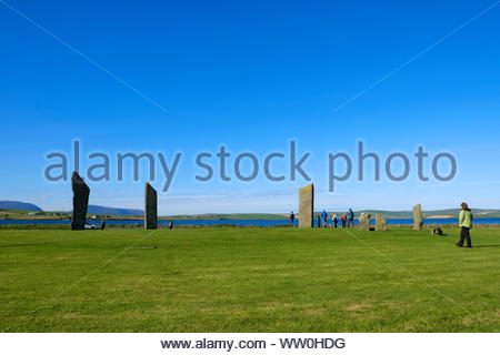 Visiteurs à les menhirs de Stenness, un cercle de pierre, monument néolithique et le henge, Orkney Ecosse Banque D'Images