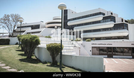 Albufeira, Portugal - 4 mai 2018 : des détails architecturaux de l'édifice moderne de l'hôtel de ville dans le centre-ville un jour de printemps Banque D'Images