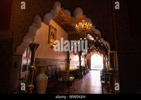 Marrakech, Maroc - JAN 2019 : hall intérieur de Riad à Marrakech, Maroc. Riad marocain riche intérieur style arch escaliers et mosaïque Banque D'Images