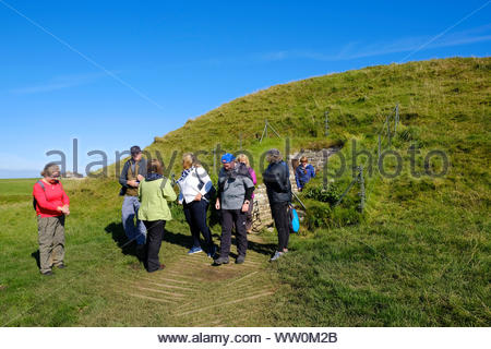 Visiteurs à Maeshowe, un chambré néolithique des Orcades, Ecosse cairn Banque D'Images