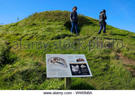 Visiteurs à Cuween Hill, un chambré néolithique des Orcades, Ecosse Cairn Banque D'Images