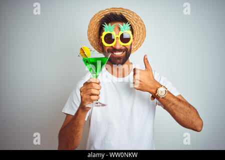 L'été indien homme portant un regard amusé cocktail sur fond blanc isolé heureux avec un grand sourire faisant signe ok, pouce vers le haut avec les doigts, excel Banque D'Images