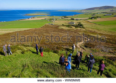 Les visiteurs sur les pentes de Cuween Hill, un chambré néolithique des Orcades, Ecosse cairn Banque D'Images