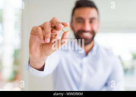 Bel homme souriant et montrant la bague alliance mariage Banque D'Images