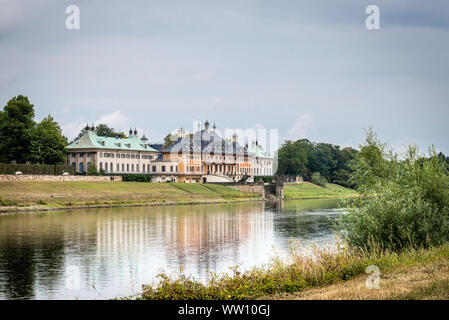 Pillnitz, Allemagne- le 7 septembre 2019 : le château de Pillnitz, vue traverser la rivière Elbe en Allemagne Banque D'Images