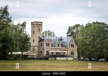 Dresde Allemagne- le 7 septembre 2019 : Gare Ferry Kleinzschachwitz de l'autre côté de l'île d'Elbe river de château de Pillnitz en Allemagne Banque D'Images