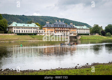 Pillnitz, Allemagne- le 7 septembre 2019 : de gens passent des vacances sur l'île d'Elbe, près de château de Pillnitz en Allemagne Banque D'Images