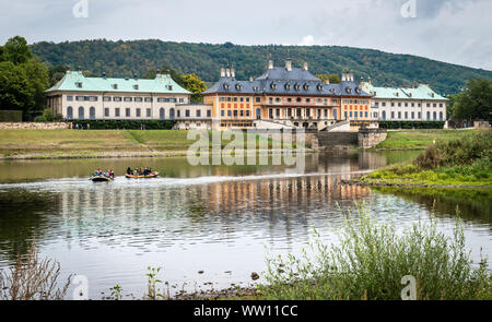 Pillnitz, Allemagne- le 7 septembre 2019 : de gens passent des vacances sur l'île d'Elbe, près de château de Pillnitz en Allemagne Banque D'Images