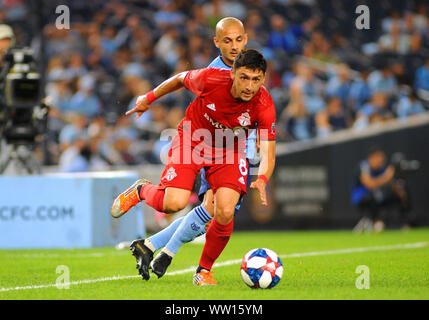 New York, NY, USA. Sep 11, 2019. Le milieu de terrain du FC de Toronto Marky Delgado (8) contrôle la balle passé Alexandru Mitrita (28) au cours de la seconde moitié d'un match de soccer MLS contre l'NYCFC au Yankee Stadium de New York, NY. Bennett Cohen/CSM/Alamy Live News Banque D'Images