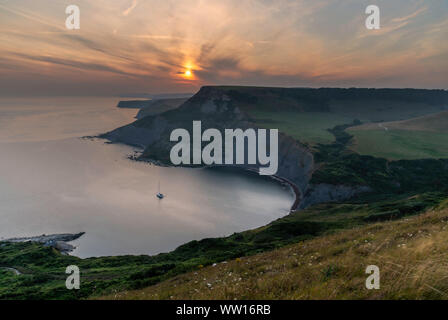 Chapman's Dorset Purbeck Piscine Angleterre Coucher de soleil sur le paysage côtier spectaculaire de la Côte Jurassique, à la piscine de Chapman Banque D'Images