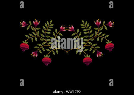 Broderies satin branches avec fleurs et fruits de grenades de rouge brindilles tordues avec des feuilles vertes sur fond noir Banque D'Images