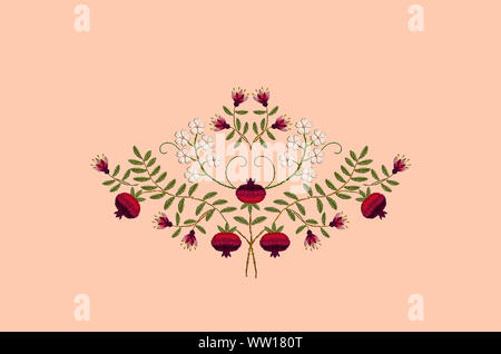 Pour la broderie motif bouquet de fleurs délicates et de fruits rouge de grenades et de fleurs blanches sur les branches courbées avec des feuilles vertes sur un bac rose Banque D'Images