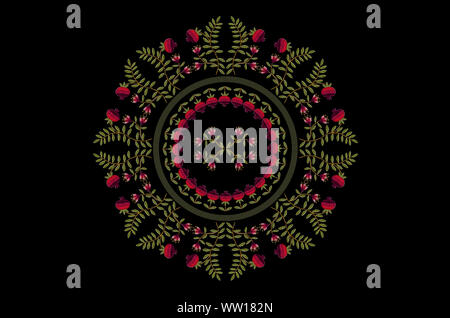 Forme ovale pour la broderie satin gerbe de fleurs et de fruits rouges de grenades de branches courbées avec des feuilles vertes sur fond noir Banque D'Images