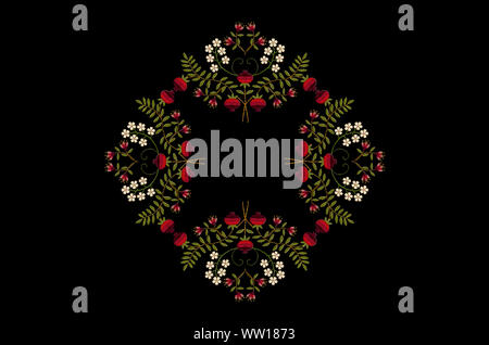 Cadre en forme de losange brodé avec la couture des fleurs et fruits de grenades rouges sur les branches courbées avec des feuilles vertes sur une zone noire Banque D'Images