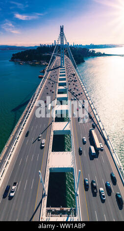 Vue de dessus sur le pont de la baie en face de San Francisco au coucher du soleil Banque D'Images