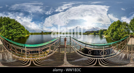 Vue panoramique à 360° de Hdri sphériques transparente complète panorama 360 degrés angle view près du barrage de métal avec une cascade de grand lac en journée ensoleillée en projection équirectangulaire