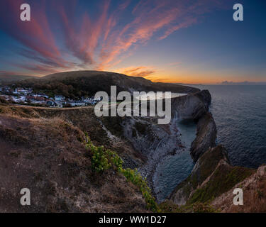 Lever du soleil sur le trou de l'Escalier de Lulworth Cove et Banque D'Images