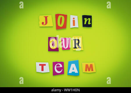 Un mot écrit du texte - inscrivez-vous à notre équipe. Cut lettres colorées sur fond vert et jaune. Lumineux de Couleur inscription sur la bannière. Concept de travail. Aide Banque D'Images