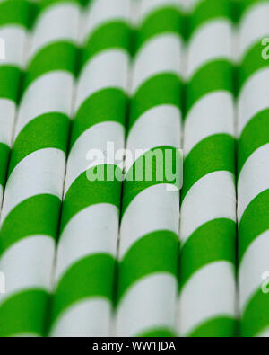 Rangée de vert et blanc à rayures pailles papier Banque D'Images