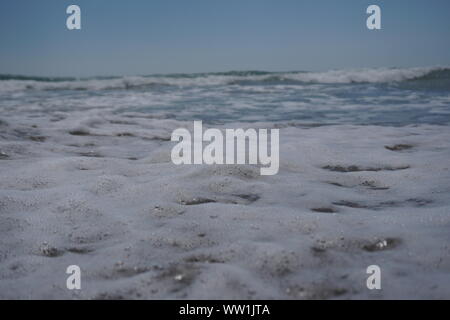 Des vagues à la côte de la mer Méditerranée en Grèce Banque D'Images