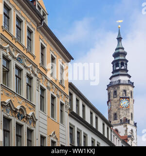 Bâtiments historiques dans la vieille ville de Görlitz city avec Hôtel de ville en arrière-plan, Saxe, Allemagne Banque D'Images
