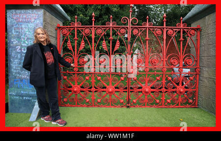 À l'embargo 0001 vendredi 13 septembre la soeur de John Lennon et président honoraire de la Strawberry Field project Julia Baird, au cours de l'ouverture de l'ancien champ de fraises maison d'enfants à Liverpool, rendu célèbre par la chanson des Beatles, qu'il s'ouvre au public pour la première fois en 70 ans. PA Photo. Photo date : mercredi 11 septembre, 2019. Voir l'activité de bienfaisance histoire la fraise. Crédit photo doit se lire : Peter Byrne/PA Wire Banque D'Images