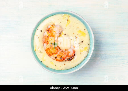 Une crevette dans un bol de sauce caesar avec de la mayonnaise, sel, poivre et le zeste de citron, de fruits de mer apéritif Banque D'Images