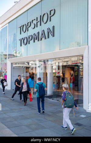 Topshop et Topman store front à Brighton UK avec les consommateurs de passage. Banque D'Images