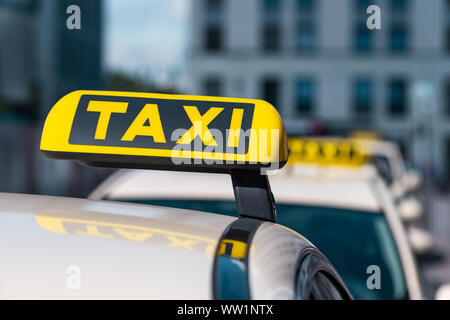 À mise au point sélectionné Taxi sign close-up sur les voitures de service de taxi Banque D'Images