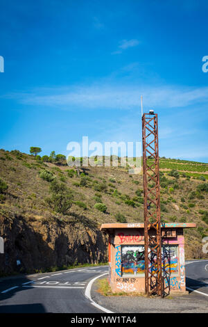 Sur la frontière France-espagne D914 route, sur la côte méditerranéenne, de l'orientale des Pyrénées, France Banque D'Images