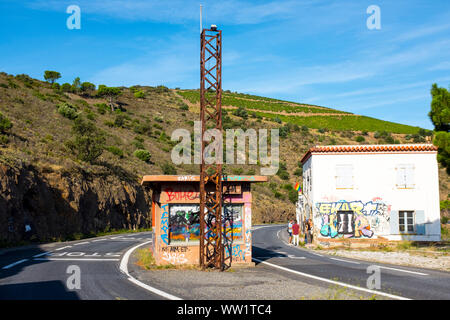 Sur la frontière France-espagne D914 route, sur la côte méditerranéenne, de l'orientale des Pyrénées, France Banque D'Images