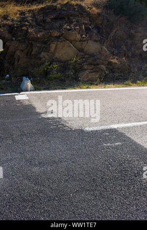 Sur la frontière France-espagne D914 route, sur la côte méditerranéenne, de l'orientale des Pyrénées, France Banque D'Images