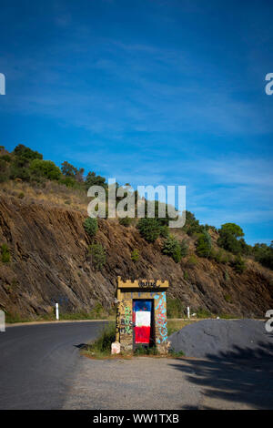 Sur la frontière France-espagne D914 route, sur la côte méditerranéenne, de l'orientale des Pyrénées, France Banque D'Images