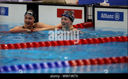 Chantalle Zijderveld des Pays-Bas et Grande-Bretagne's Zara Mullooly après le 100 m libre S10 1 chaleur pendant quatre jours du monde Para natation Championnats d'Allianz au Centre aquatique de Londres, Londres. Banque D'Images