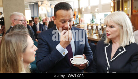 Taoiseach Leo Varadkar parle avec des candidats à l'élection générale Emer Currie (à gauche) et TD Mary Mitchell O'Connor (à droite) lors de la réunion parlementaire à Fine Gael du Garryvoe Hotel à Cork. Banque D'Images