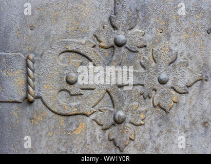 13e siècle l'attache en fer forgé-charnière des ornements sur metal gate, église Szent Mihaly, Sopron, Hongrie Banque D'Images