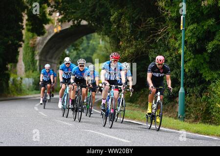 Ashford, Kent, UK. 12 Septembre, 2019. Londres 2 Paris est un événement cycliste amateur qui quitte Greenwich à Londres le jour 1 et arrivée à Paris le jour 4. Jusqu'à 150 coureurs participer. La London 2 Paris site web fait la promotion de l'événement comme 'le meilleur quatre jours vous pouvez avoir sur un vélo, n'importe où, n'importe quand". Les débutants comme les experts sont encouragés à monter comme ils se mettent en route dans des groupes en fonction de la capacité. Tous les fonds collectés par les coureurs va vers l'organisme 'guérir' de la leucémie qui aide à 38 000 personnes qui reçoivent un diagnostic de cancer du sang au Royaume-Uni chaque année. Crédit : Paul Lawrenson/Alamy Live News Banque D'Images