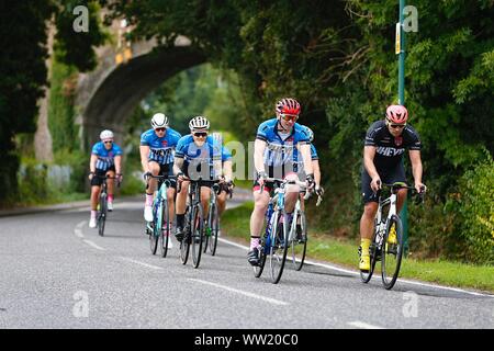 Ashford, Kent, UK. 12 Septembre, 2019. Londres 2 Paris est un événement cycliste amateur qui quitte Greenwich à Londres le jour 1 et arrivée à Paris le jour 4. Jusqu'à 150 coureurs participer. La London 2 Paris site web fait la promotion de l'événement comme 'le meilleur quatre jours vous pouvez avoir sur un vélo, n'importe où, n'importe quand". Les débutants comme les experts sont encouragés à monter comme ils se mettent en route dans des groupes en fonction de la capacité. Tous les fonds collectés par les coureurs va vers l'organisme 'guérir' de la leucémie qui aide à 38 000 personnes qui reçoivent un diagnostic de cancer du sang au Royaume-Uni chaque année. Crédit : Paul Lawrenson/Alamy Live News Banque D'Images