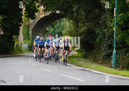 Ashford, Kent, UK. 12 Septembre, 2019. Londres 2 Paris est un événement cycliste amateur qui quitte Greenwich à Londres le jour 1 et arrivée à Paris le jour 4. Jusqu'à 150 coureurs participer. La London 2 Paris site web fait la promotion de l'événement comme 'le meilleur quatre jours vous pouvez avoir sur un vélo, n'importe où, n'importe quand". Les débutants comme les experts sont encouragés à monter comme ils se mettent en route dans des groupes en fonction de la capacité. Tous les fonds collectés par les coureurs va vers l'organisme 'guérir' de la leucémie qui aide à 38 000 personnes qui reçoivent un diagnostic de cancer du sang au Royaume-Uni chaque année. Crédit : Paul Lawrenson/Alamy Live News Banque D'Images