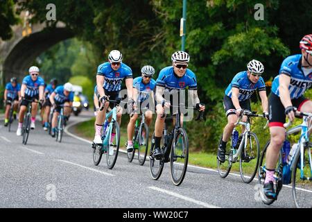 Ashford, Kent, UK. 12 Septembre, 2019. Londres 2 Paris est un événement cycliste amateur qui quitte Greenwich à Londres le jour 1 et arrivée à Paris le jour 4. Jusqu'à 150 coureurs participer. La London 2 Paris site web fait la promotion de l'événement comme 'le meilleur quatre jours vous pouvez avoir sur un vélo, n'importe où, n'importe quand". Les débutants comme les experts sont encouragés à monter comme ils se mettent en route dans des groupes en fonction de la capacité. Tous les fonds collectés par les coureurs va vers l'organisme 'guérir' de la leucémie qui aide à 38 000 personnes qui reçoivent un diagnostic de cancer du sang au Royaume-Uni chaque année. Crédit : Paul Lawrenson/Alamy Live News Banque D'Images