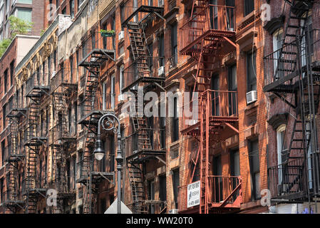 New York, l'architecture typique des bâtiments du 19ème siècle à New York avec des échelles d'évacuation relié, Lower East Side Street, New York City, USA Banque D'Images