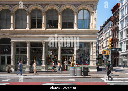 Soho New York City Shopping, vue sur Broadway Market Co immeuble sur Broadway et Howard Street dans le district de fonte Soho New York, USA Banque D'Images