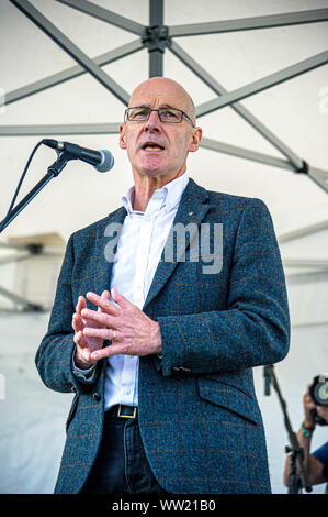 Perth, Perth et Kinross, UK. Sep 7, 2019. Vice-premier ministre de l'Écosse et secrétaire du Cabinet de l'éducation et des compétences John Swinney parle pendant l'événement.Des milliers de partisans de l'indépendance écossaise ont défilé à Perth dans le cadre de la '' 'tous' sous une bannière de protestation, comme la coalition vise à exécuter de tels événements jusqu'à ce que l'Ecosse est '' 'libre de droits Photo crédit : Stewart Kirby/SOPA Images/ZUMA/Alamy Fil Live News Banque D'Images