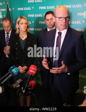 TDs Helen McEntee (à gauche), Martin Heydon (centre) et Simon Coveney Tanaiste (à droite) au cours de la réunion parlementaire à Fine Gael du Garryvoe Hotel à Cork. Banque D'Images